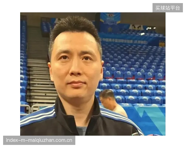 上海主帅卢伟的暂停调整效果显著,其与王博的战术博弈将是系列赛焦点。 上海主帅卢伟的暂停调整效果显著,其与王博的战术博弈将是系列赛焦点。